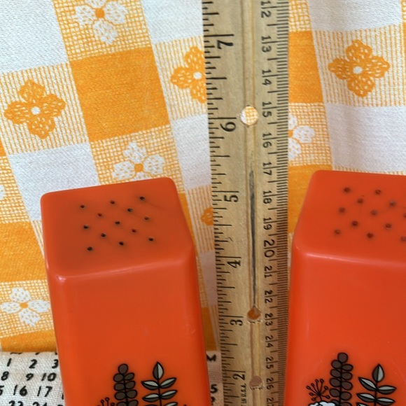 Vintage/Retro/MCM Plastic Salt & Pepper With Cloth 1974 Calendar Hand Towel - Picture 7 of 12